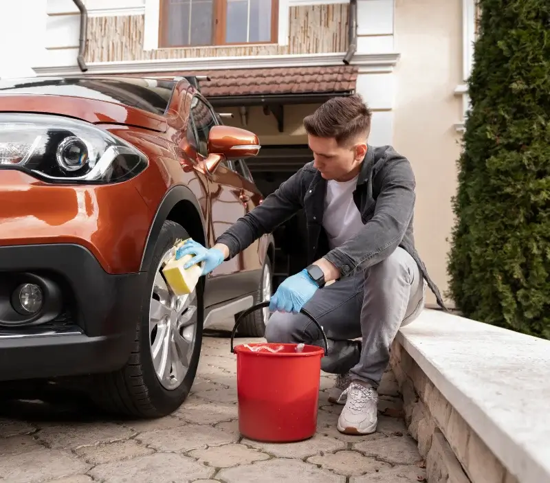 Lavage auto à domicile Sours : professionnel intervenant sur un véhicule